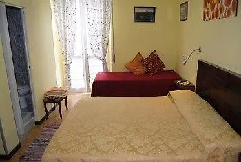 לינה וארוחת בוקר Delfina 4*